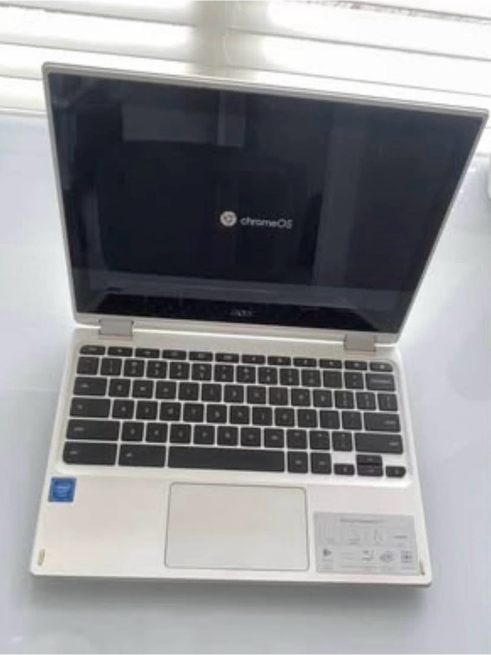 Acer 11.6" White Chromebook Laptop with Black Keyboard and Charger